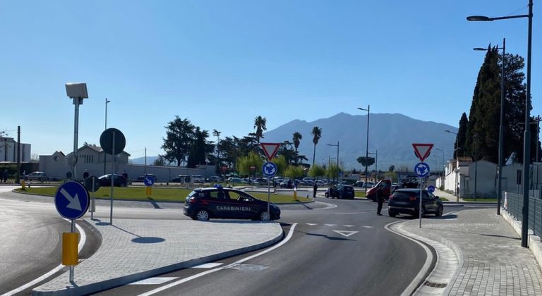 Studenti rapinati dei cellulari a Pomigliano, due giovanissimi acciuffati sull’autobus