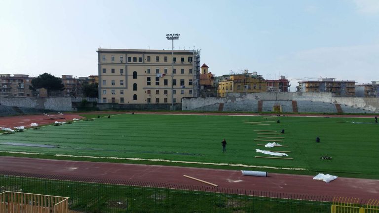 Tifoso insulta arbitro e calciatore, denunciato per discriminazione razziale