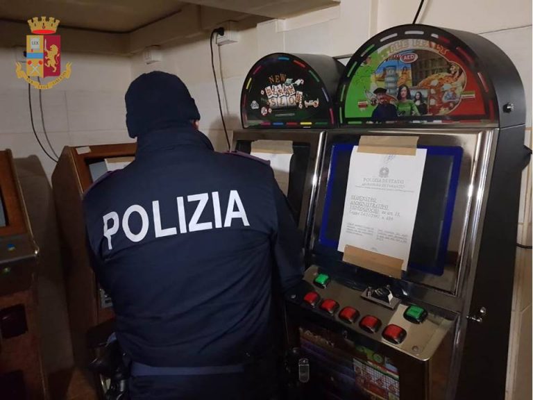 Polizia fa irruzione in due sale scommesse, titolari nei guai