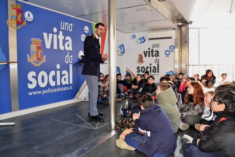 Sicurezza sul web, polizia incontra gli studenti della “Don Riboldi” di Acerra