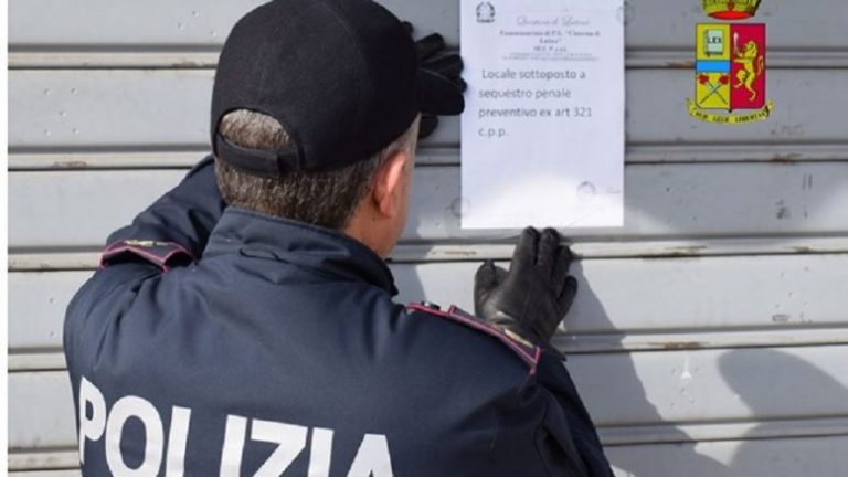 Polizia scopre boutique del pezzotto nel Vesuviano: sequestrati oltre cento capi falsi