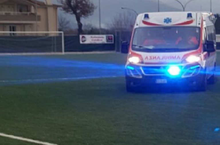Tredicenne accoltellato dopo lite per un pallone: stava giocando a calcetto