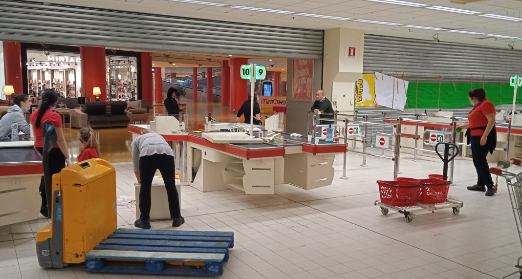 Gli addetti del megastore allestiscono il nuovo impianto