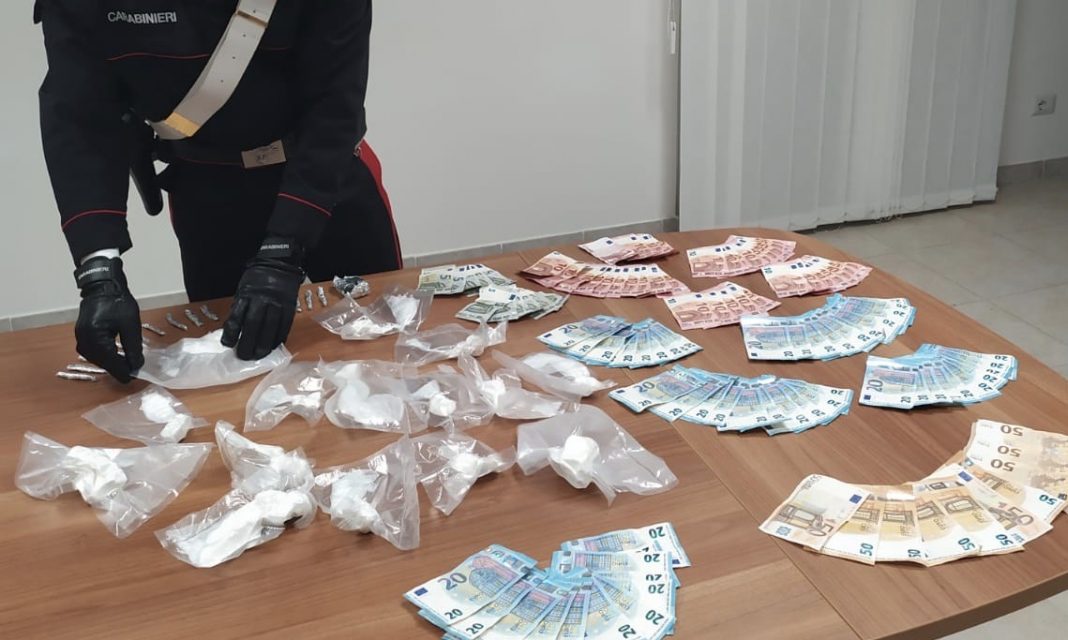 Ercolano, addestra rottweiler a fare la guardia alla droga: nel muro cocaina e hashish