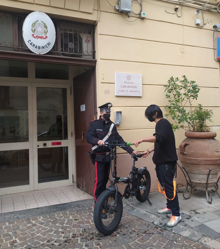 Da Casalnuovo alla Costiera per rubare una bici elettrica da 3mila euro, 2 fermati