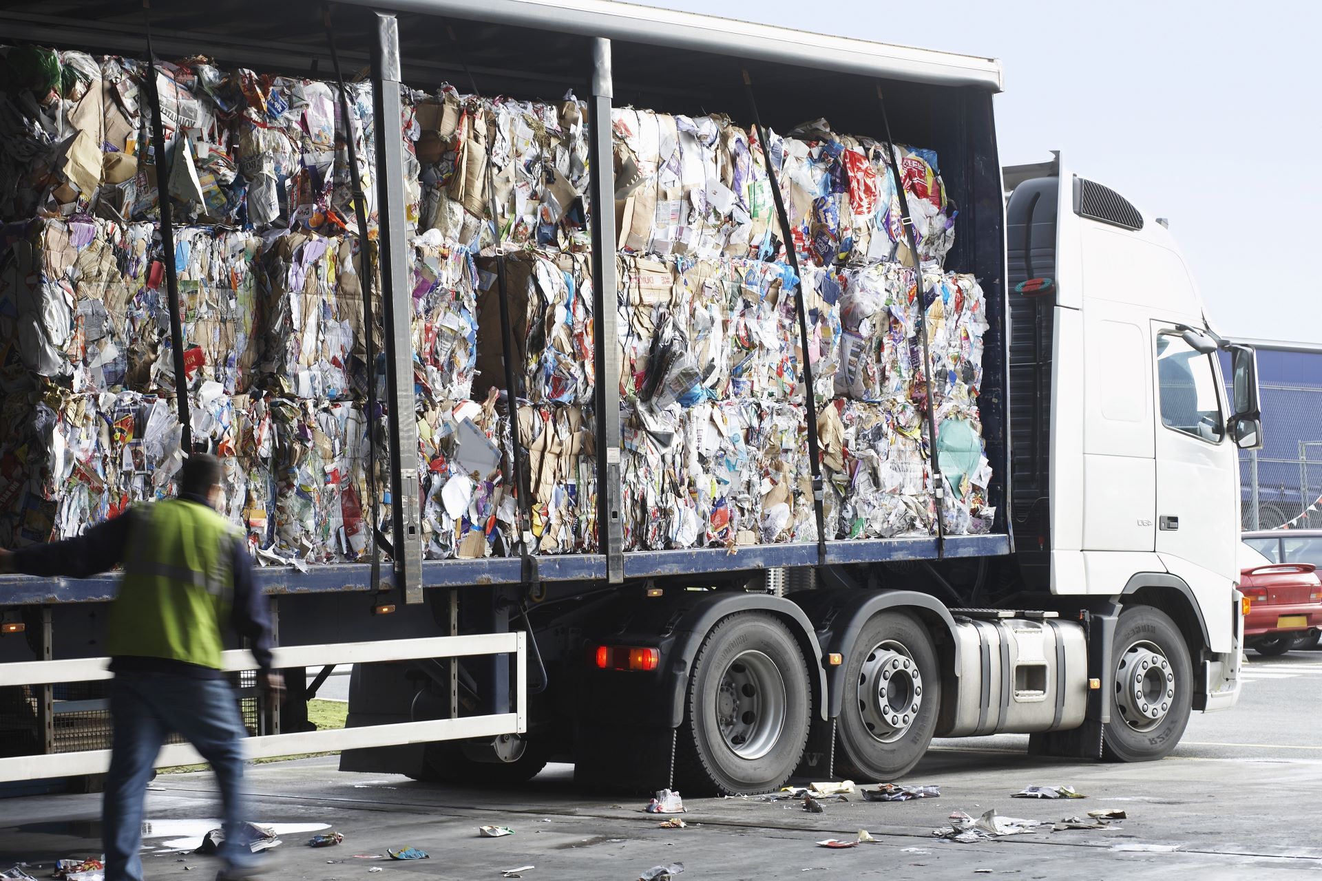Sciopero autotrasportatori, sospensione raccolta rifiuti. Svolta attesa