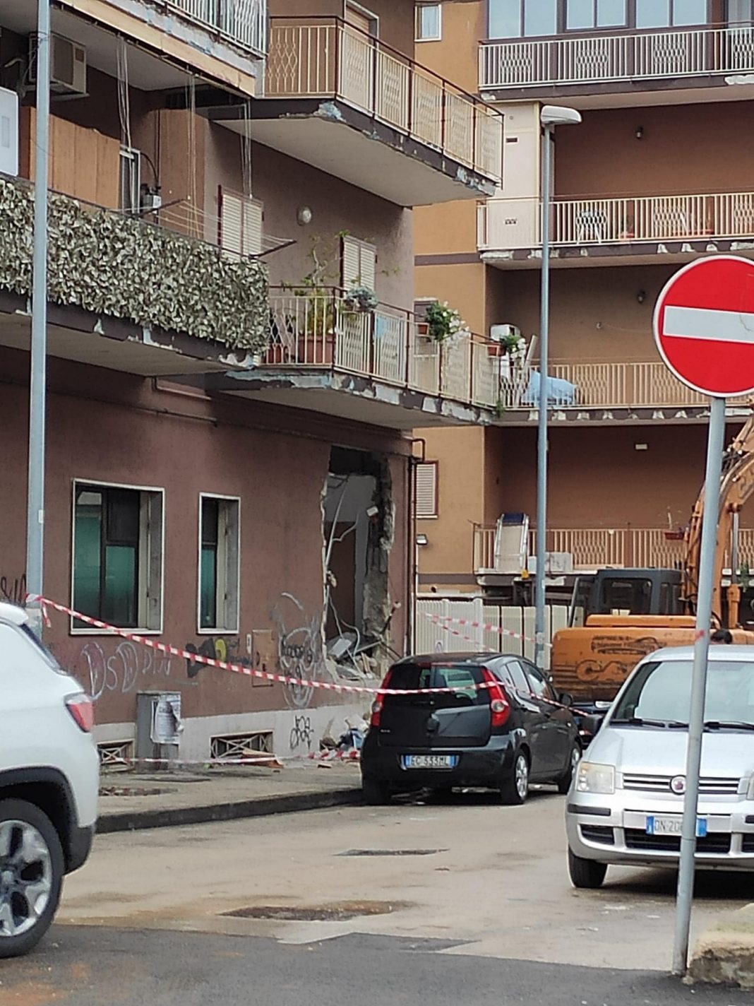 Gang assalta banca con la ruspa, sventrato bancomat: strade off-limits a Volla