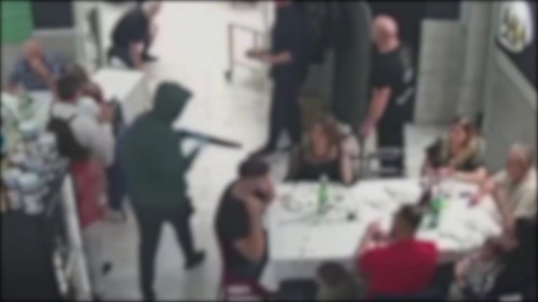 Assalto armato in pizzeria davanti ai bimbi, condannati 2 rapinatori