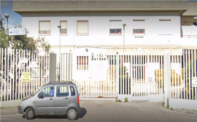 Offende carabinieri in una diretta social, poi va a firmare da loro e lo denunciano