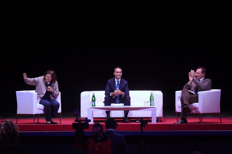 Bagno di folla per Di Maio nella sua Pomigliano: “Io con De Luca nella pandemia”
