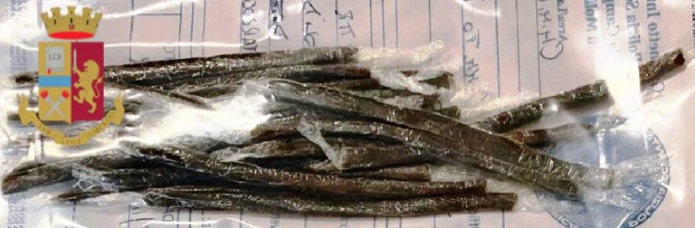 Il fumo per i clienti lo prende dal pozzetto del wc e lo vende dalla finestra, scoperto e arrestato