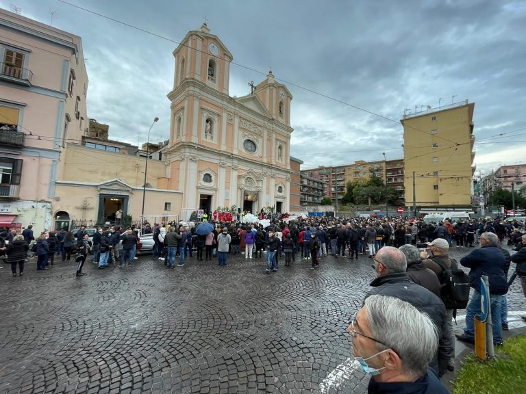 Amici uccisi, rabbia e dolore ai funerali: “Giustizia! Giustizia!”. L’omelia del vescovo