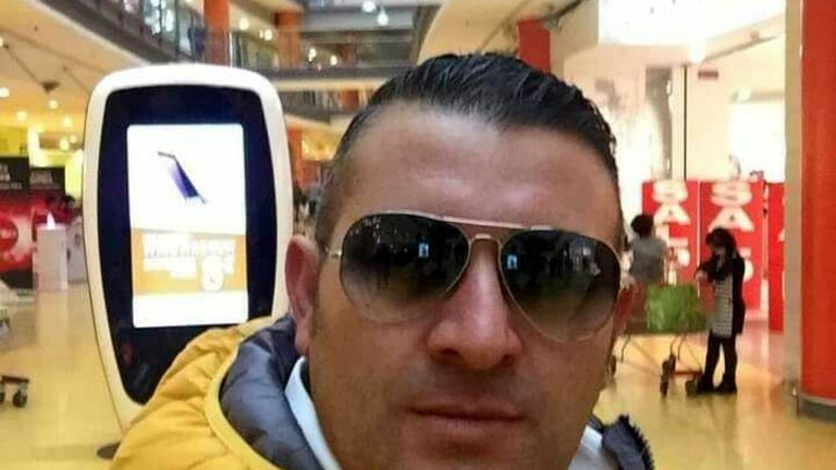 Tragedia in moto, muore mentre consegna polli