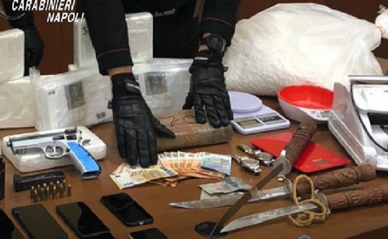 Blitz a San Gennaro Vesuviano, sequestrata pistola e katane: 2 arresti