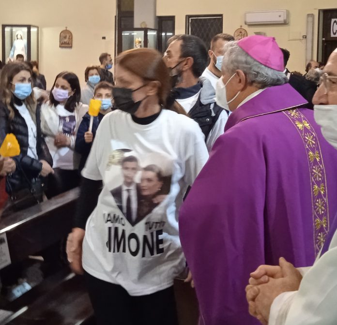 Las mamma di Simone e il vescovo dopo la messa