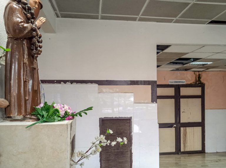 Spaccio di crack tra i bambini nella sala condominiale: i carabinieri saldano la porta
