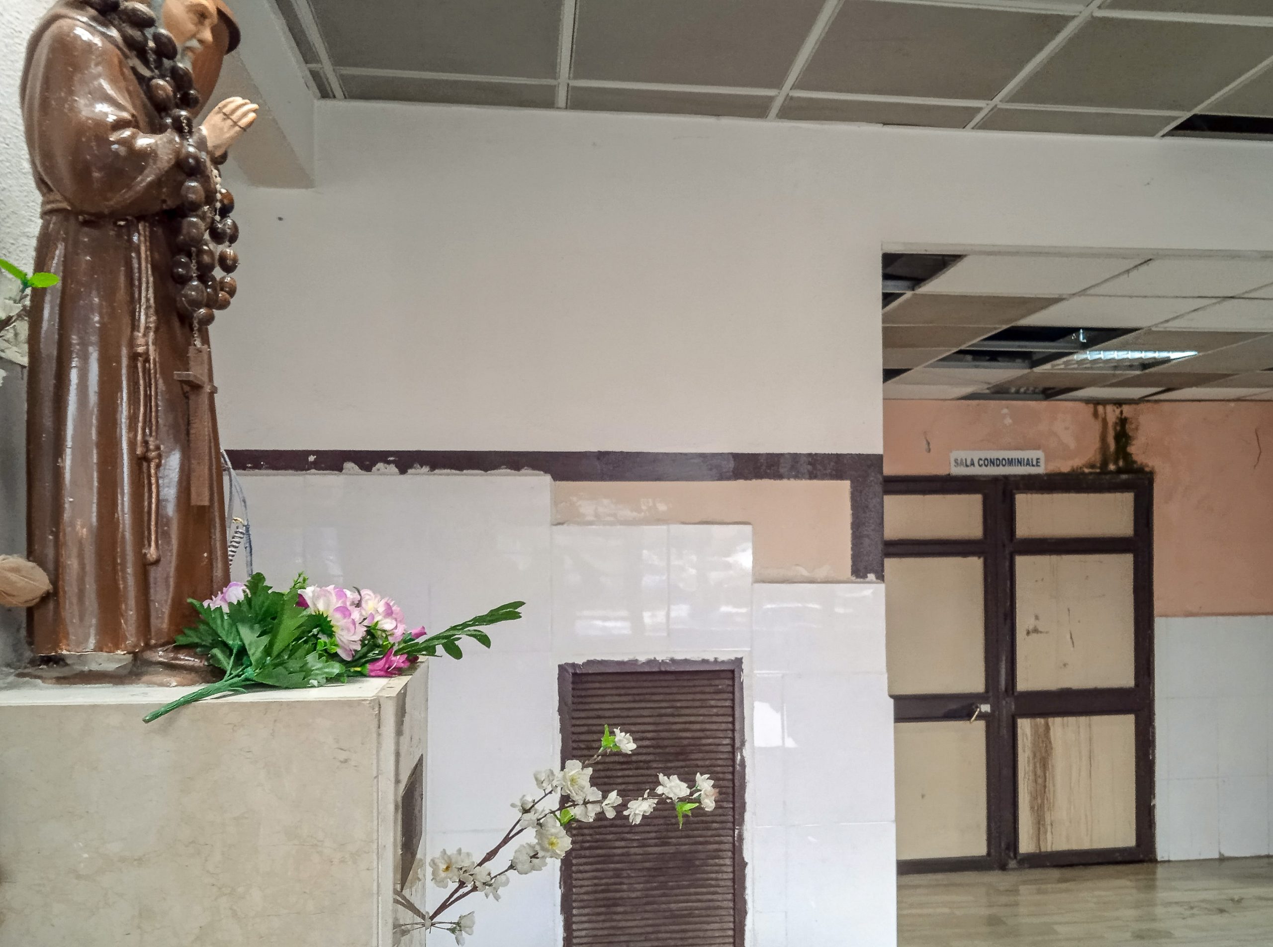 sullo sfondo la porta fatta saldare della sala condominiale usata come base di spaccio