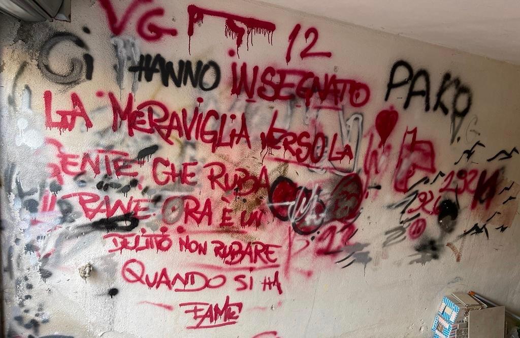le scritte sul muro del garage dove sono state trovate le bombe e le armi