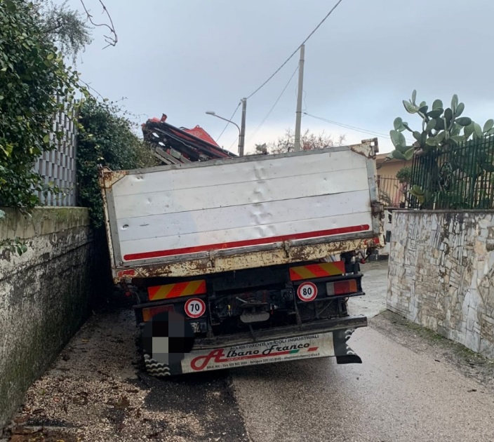 Camion precipita in una voragine, paura a Marigliano