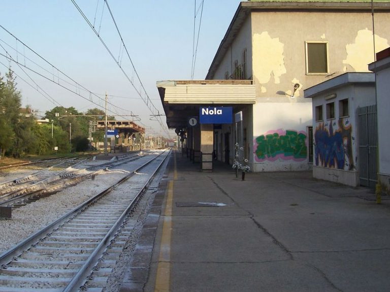 Controllore chiede biglietto, passeggero tira fuori cesoia: paura sul treno a Nola