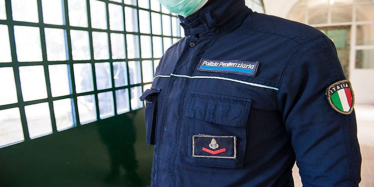 Poliziotto penitenziario di Brusciano arrestato con 4 chili di droga e cellulari
