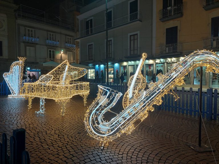 Nola, parte il “Natale con noi”: il programma degli eventi. Ospite Vittorio Sgarbi