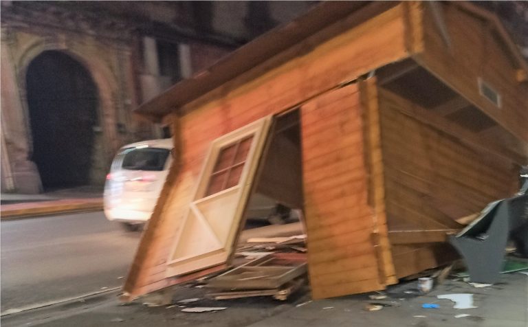 Prova a evitare incidente e finisce contro la casetta dei tamponi della farmacia