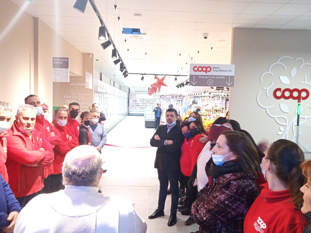 l'inaugurazione di ieri del Coop di Volla