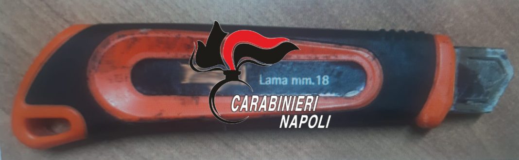 Anziano si presenta col taglierino nella farma-sanitaria sotto casa per rapinarla