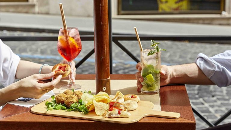 Pomigliano, ieri contagi a quota 576: il sindaco vieta l’aperitivo della vigilia