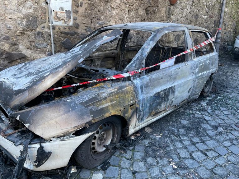 Auto data alle fiamme al Casamale, strage sfiorata in centro
