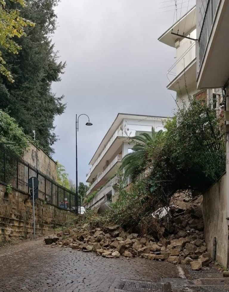 Maltempo, a Napoli crolla balcone: il boato e il terrore