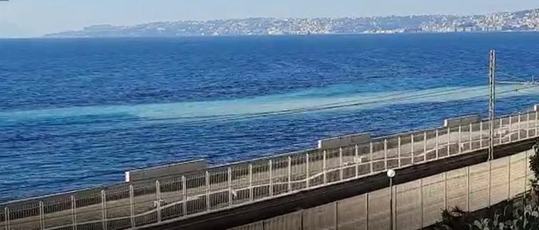 Portici, macchia marrone in mare: scatta l’allerta