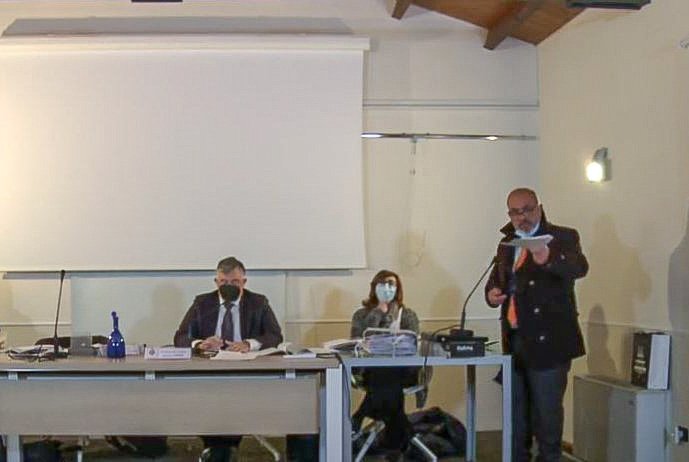 lo scontro tra Caiazzo, a dx, e Cioffi, a sx