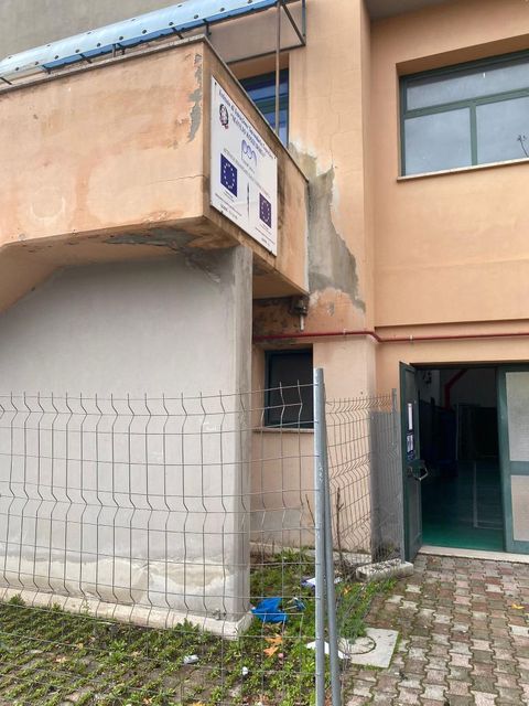 Scuola di Marigliano cade a pezzi tra infiltrazioni, intonaco staccato e scale fuori suo