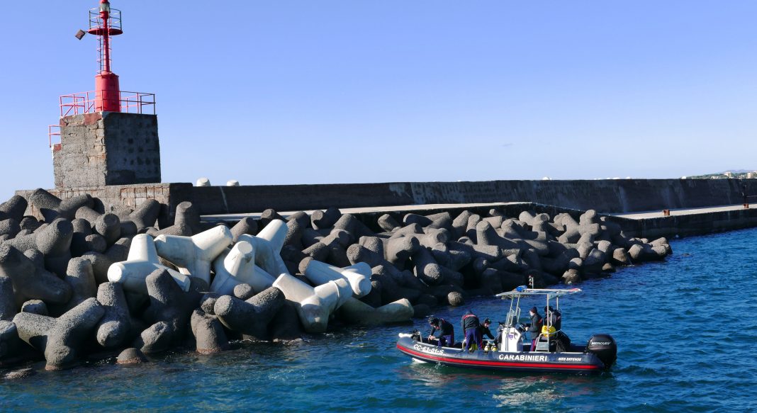 Sorvegliato speciale si getta in mare per sfuggire all’arresto: carabinieri vanno a prenderlo in acqua