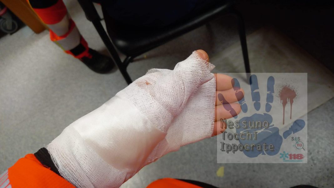 Ubriaca picchia equipe del 118 che voleva curarla