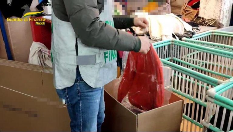 Finanza nel giro di Resina, denuncia per frode: vendeva come nuovi i capi usati