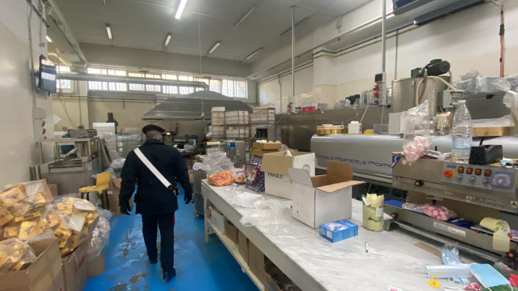 Blitz nella fabbrica di dolci, sequestrati 3 quintali pronti per le calze
