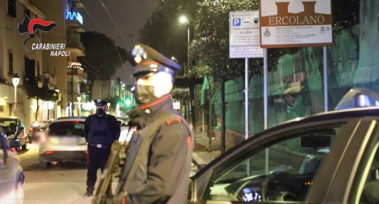 Sorpreso in scooter con 50 grammi di coca: legami sospetti col clan