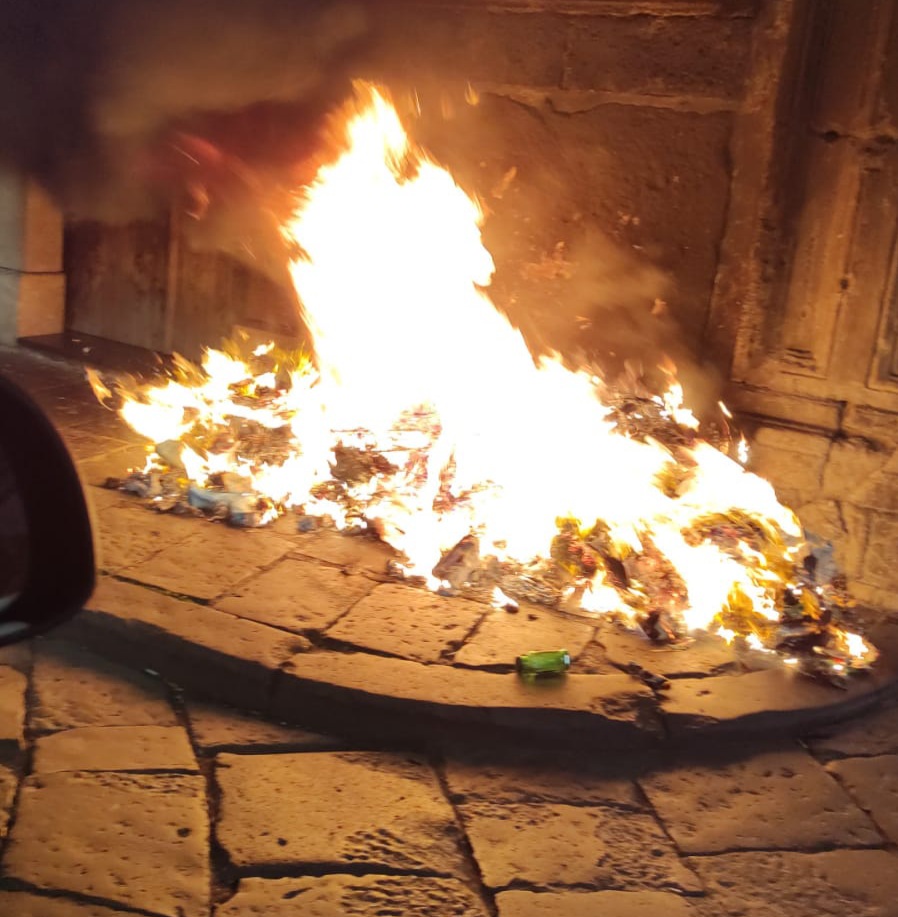 Nola, rifiuti davanti alle fiamme davanti al palazzo del centro storico