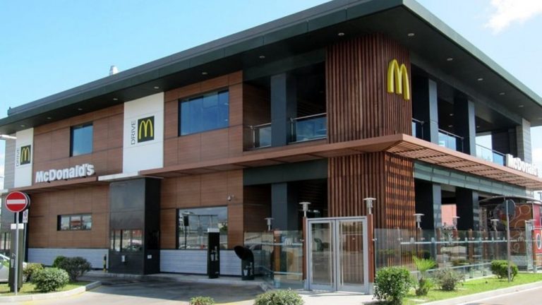 “Senza Green Pass non può avere gelato”, 88enne tira fuori pistola al McDonald’s e scappa