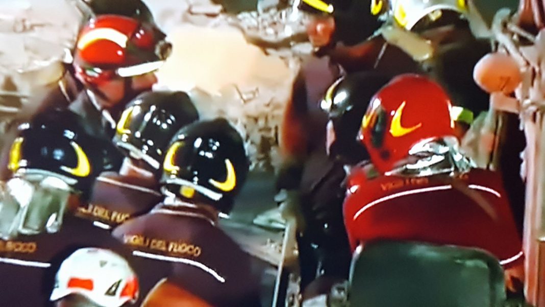 Crolla solaio, famiglie evacuate: coinvolta pure macelleria