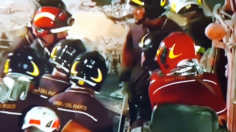 Crolla solaio, famiglie evacuate: coinvolta pure macelleria
