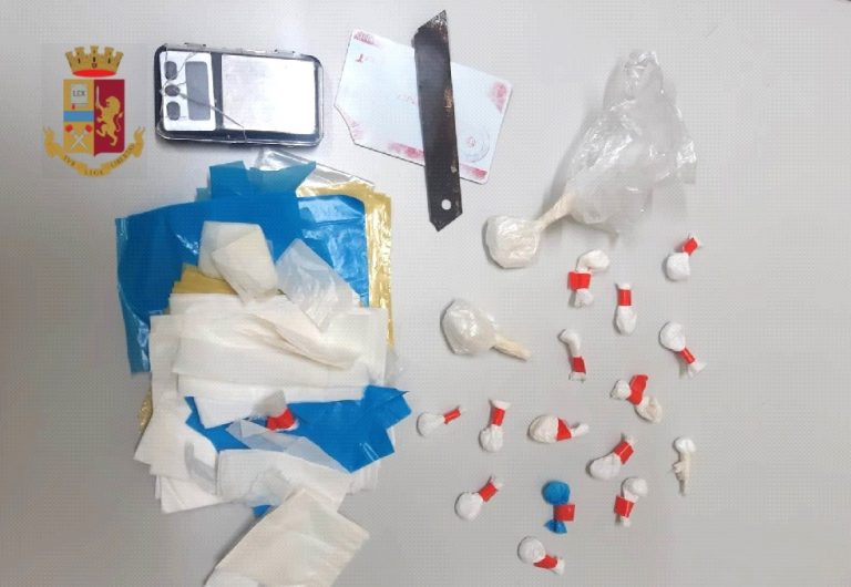 Pomigliano, irruzione nella 219: fermato dopo lancio di cocaina dal balcone