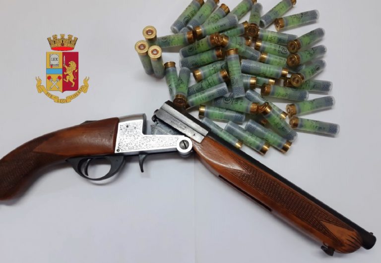 Blitz ad Acerra, in casa gli trovano un fucile a canne mozze rubato e 47 cartucce