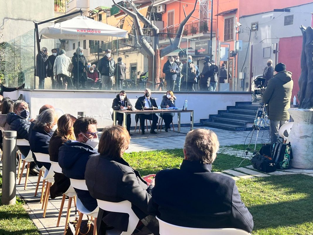 consiglio comunale all'aperto a Pomigliano