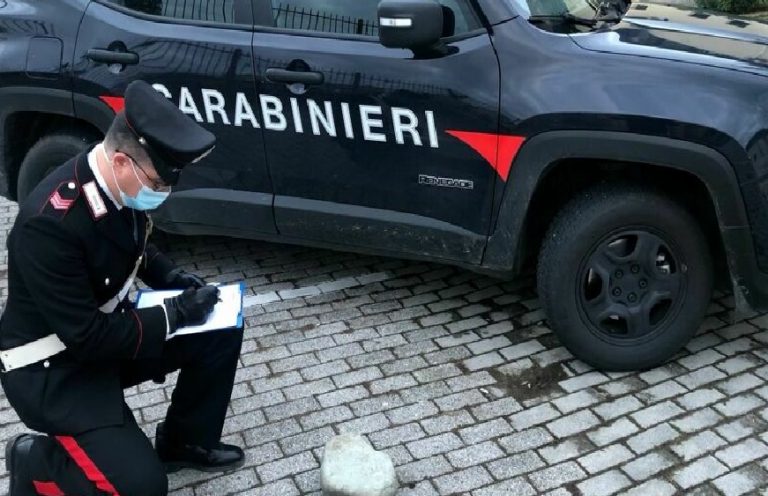 Far west a Somma: scoperto dal proprietario di casa si barrica sul tetto e lancia pietre