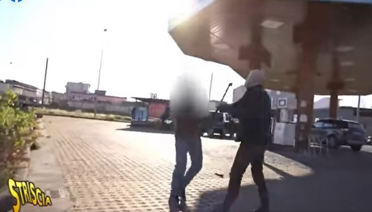 Striscia a Pollena, Luca Abete picchiato nel distributore Gpl