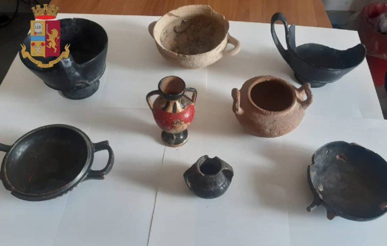 Acerra, trovati 8 reperti archeologici in casa: sequestrato pure proiettile